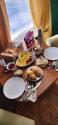 Breakfast in the room 👍