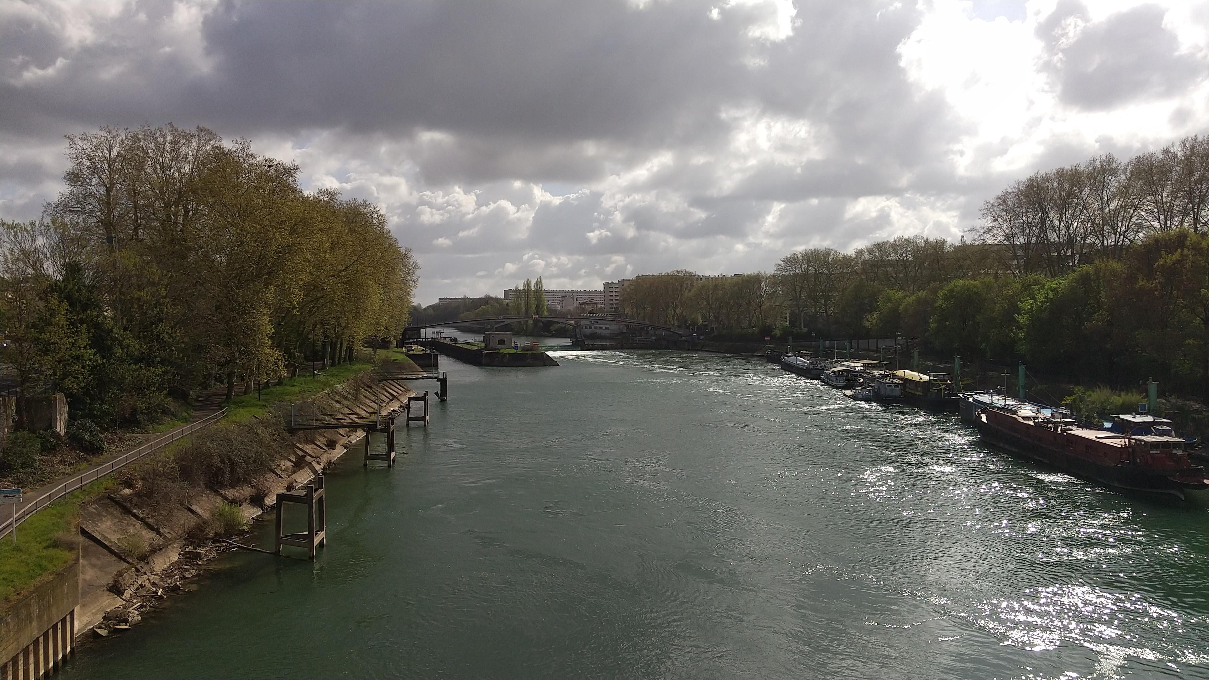 The Marne river seen from the bridge on the way to the sybway statiob.