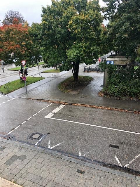 Metro (U5) sisäänkäynti kadun vastakkaisella puolella