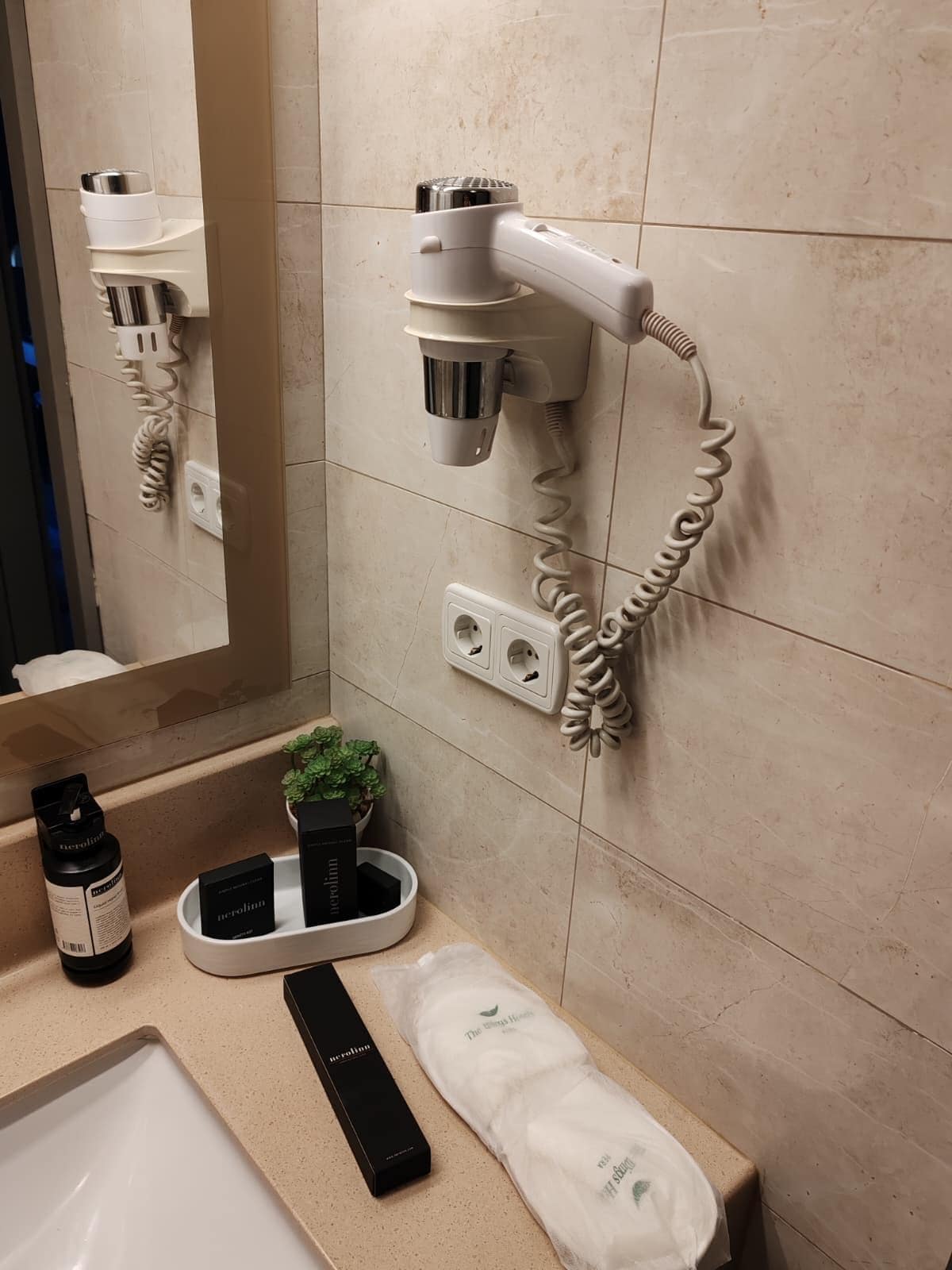 Şu kutulardan biri diş fırçası ve diş macunu... Bu bile başlı başına önemli bir pozitif değerlendirmeyi hak ediyor.