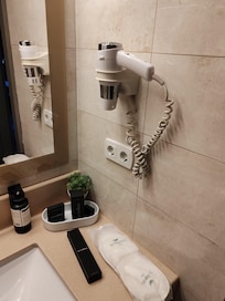 Şu kutulardan biri diş fırçası ve diş macunu... Bu bile başlı başına önemli bir pozitif değerlendirmeyi hak ediyor.