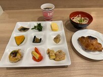 朝食のバイキング