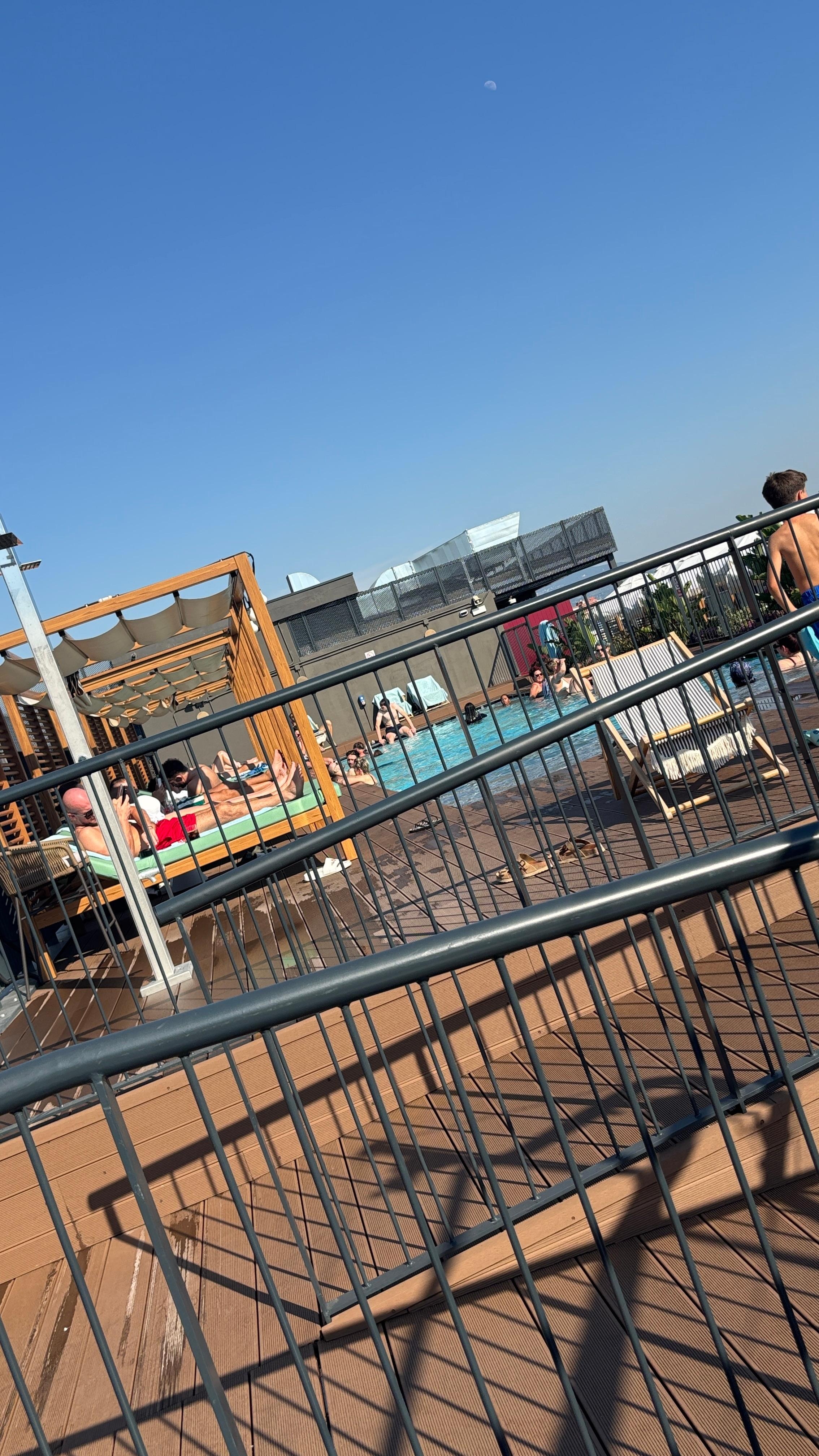 Une piscine génial mais petite par rapport à l hôtel 