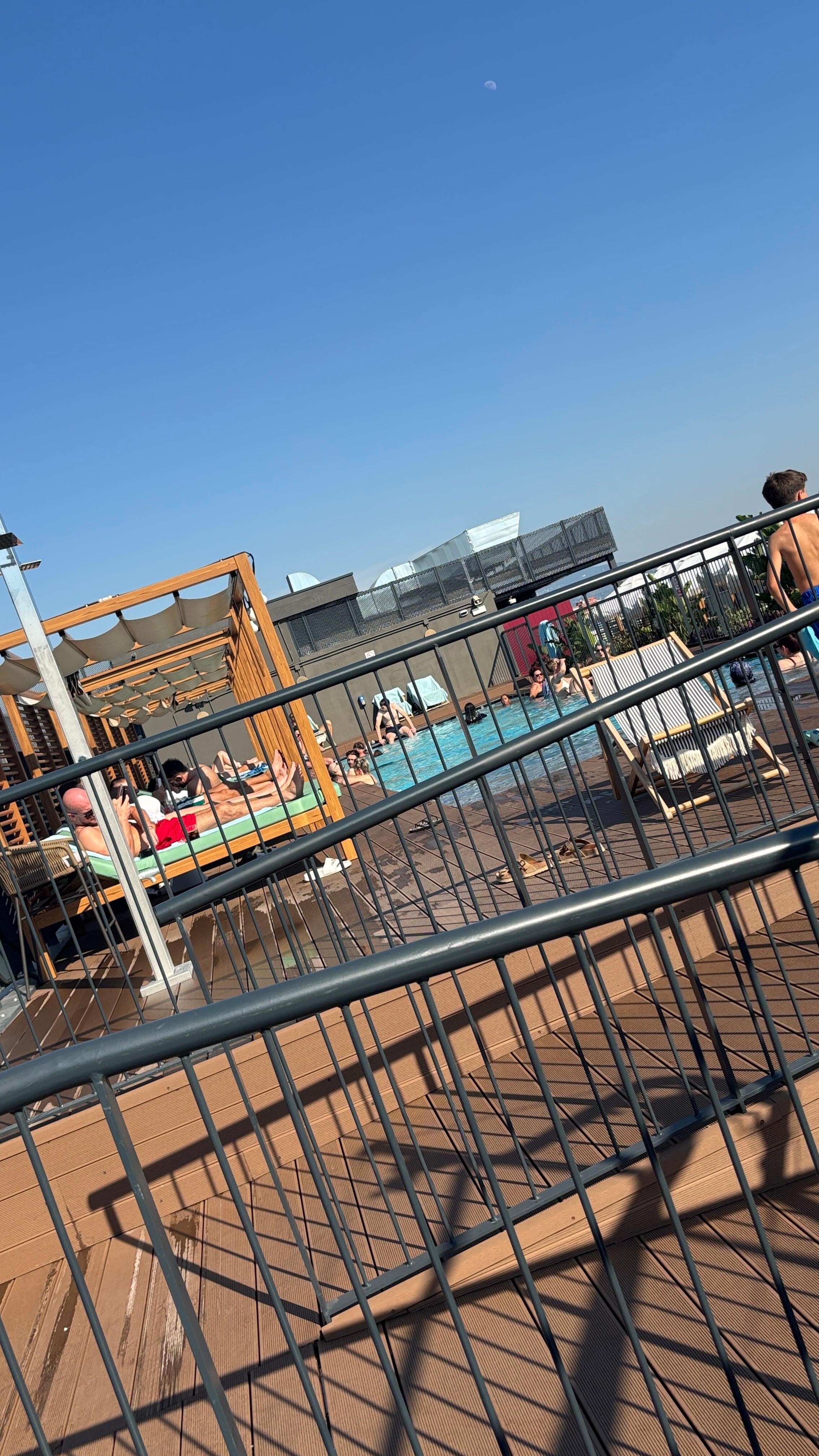Une piscine génial mais petite par rapport à l hôtel 