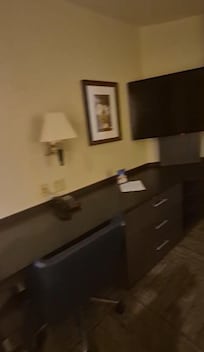 Televisión y escritorio con cajoles