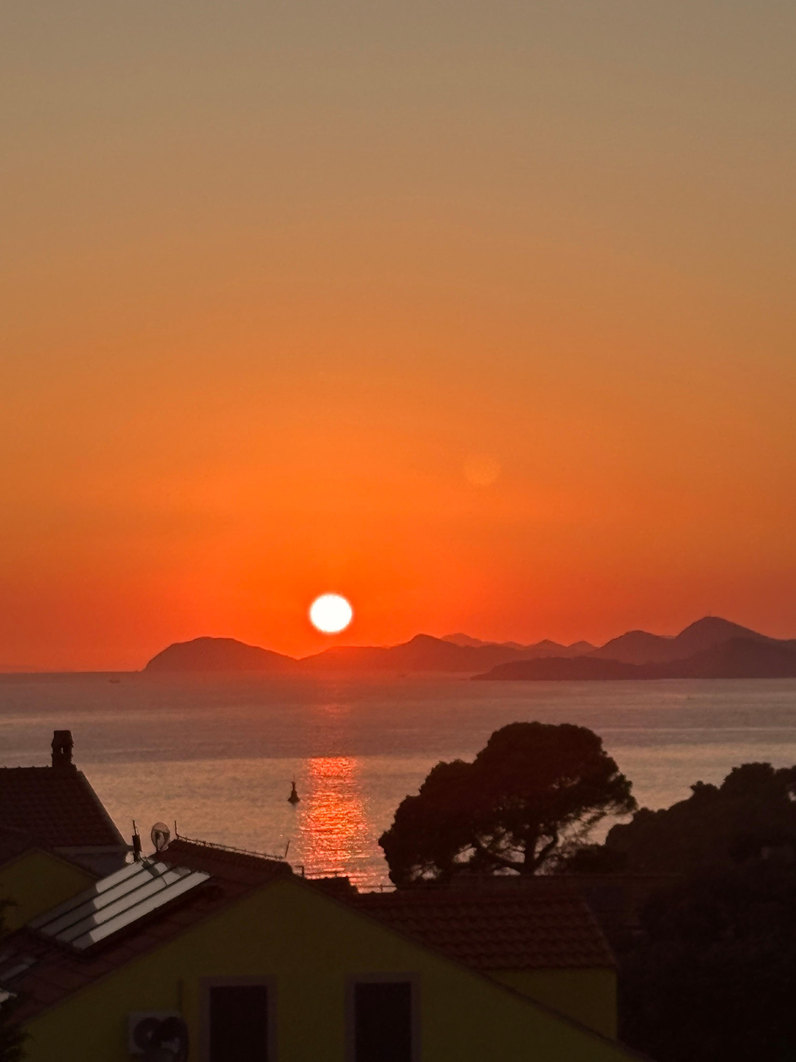 Solnedgangen fra balkongen vår. 