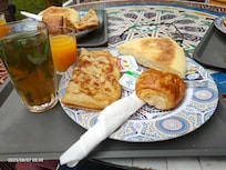 Petit déjeuner Marocain. Un bon moment et un thé à la menthe