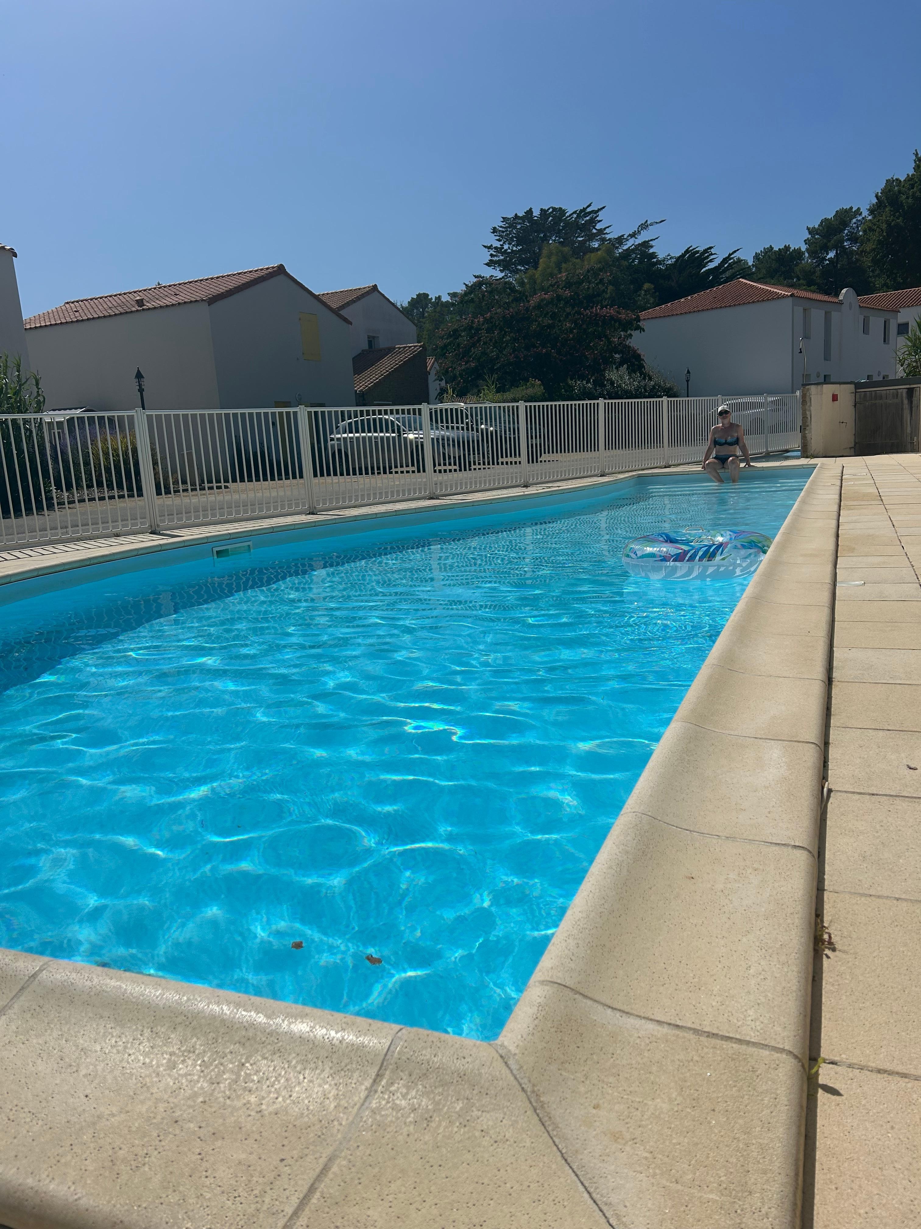 Gemeinschaftspool mit Liegen