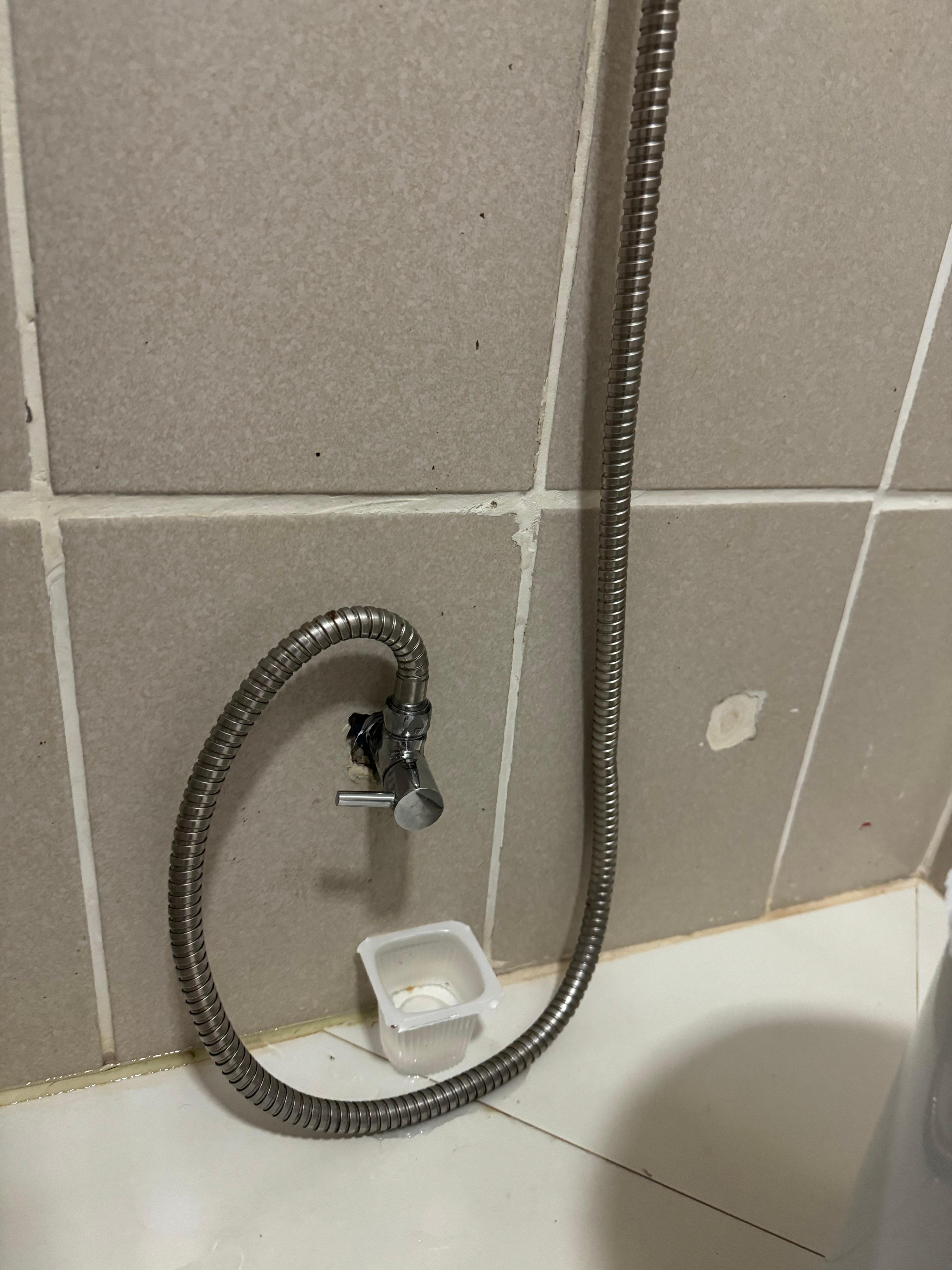 Banheiro ficava constantemente molhado com os vazamentos. Usamos copo de iogurte para amenizar. 