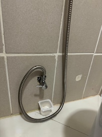 Banheiro ficava constantemente molhado com os vazamentos. Usamos copo de iogurte para amenizar.