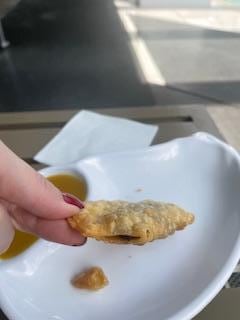 Pastel frito mesmo aberto (quebrado)