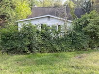 Over grown landscaping; not a match to the listing photos