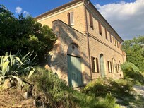 Achter het muurtje met de groene deur was ons omheinde prive terras.