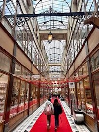 walking distances to historic passages and other great shopping