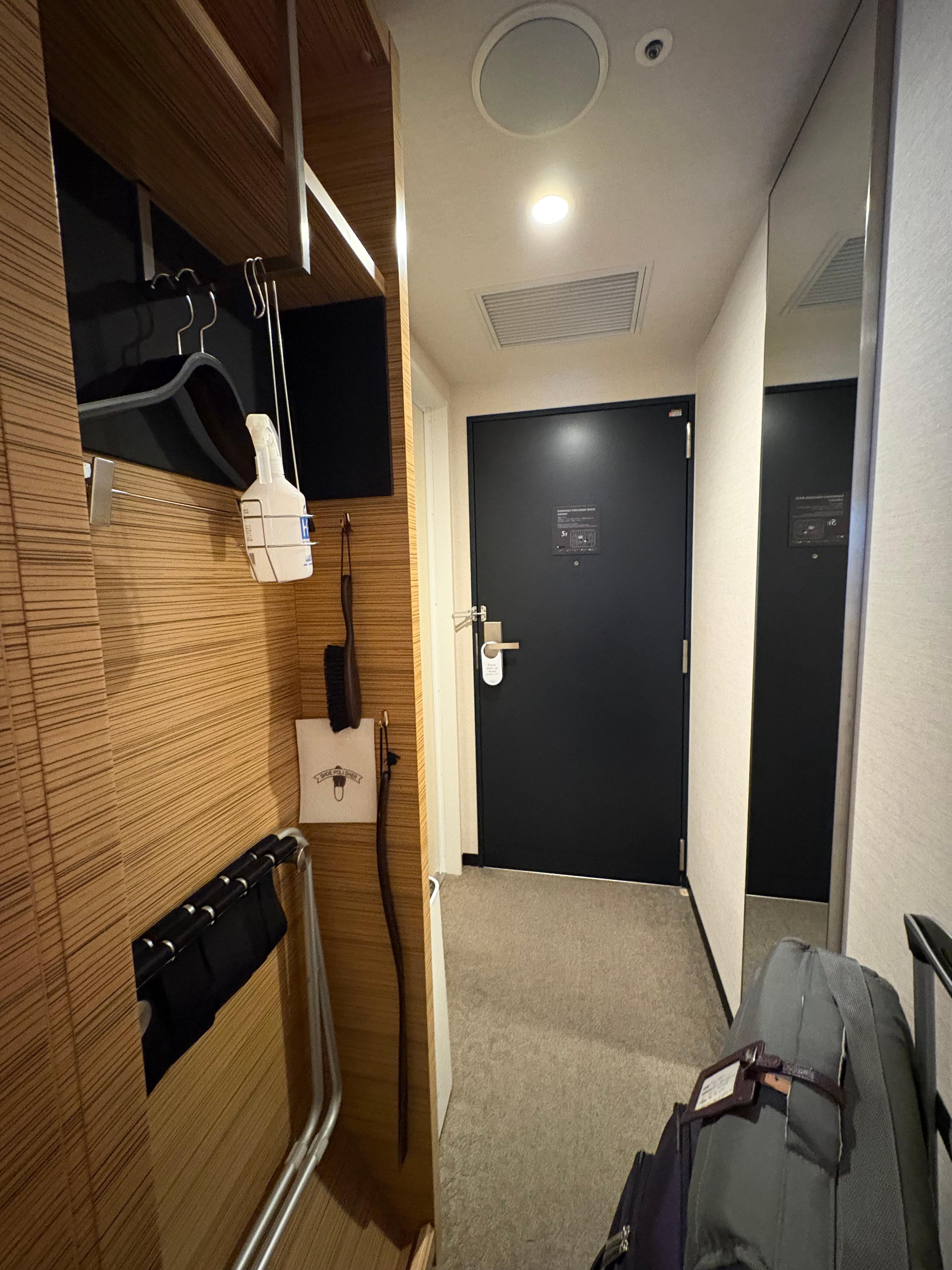 Hallway fairly soacious