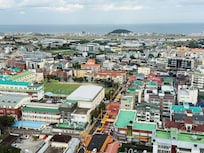 16階からの眺め。空港と海