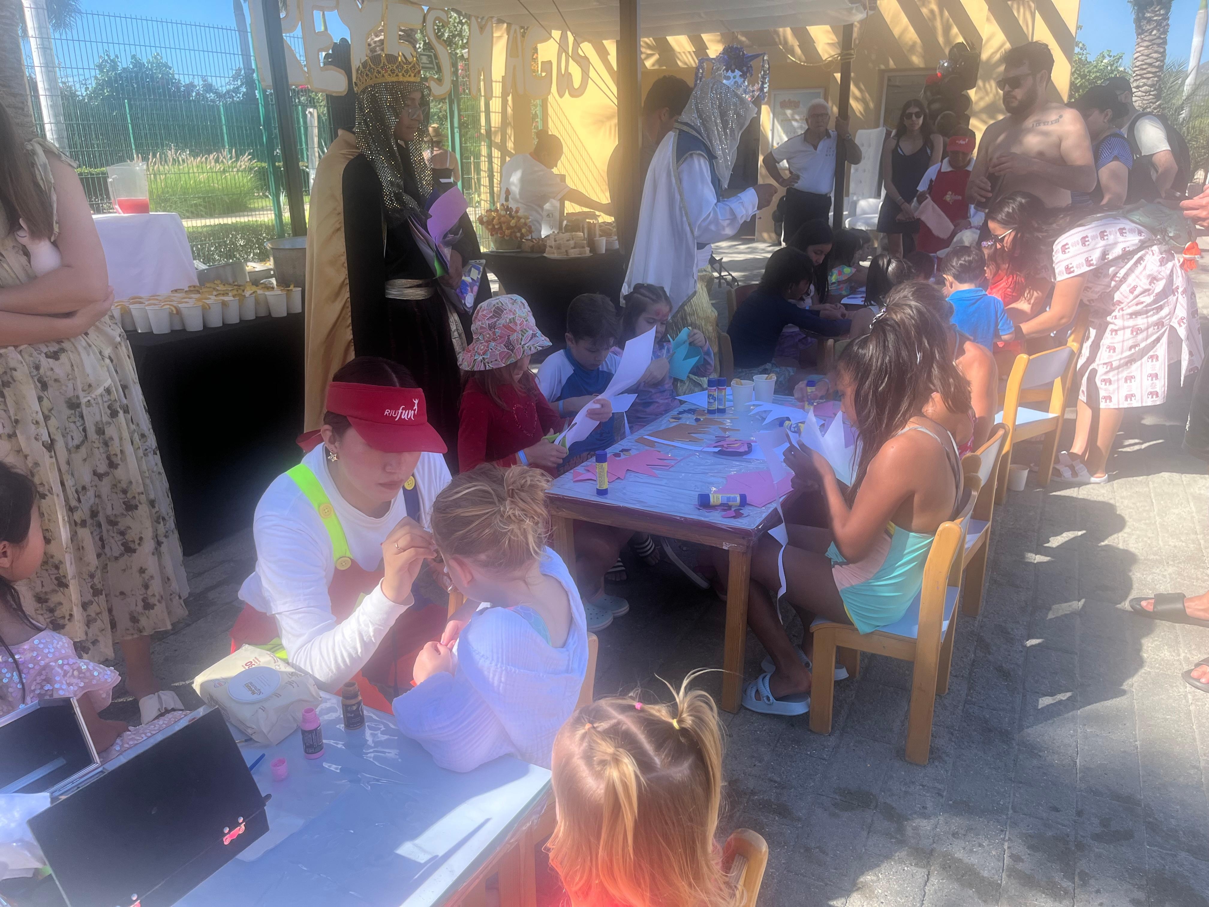 Riuland activities. Face painting, crown making and bracelets. Piñata and lunch