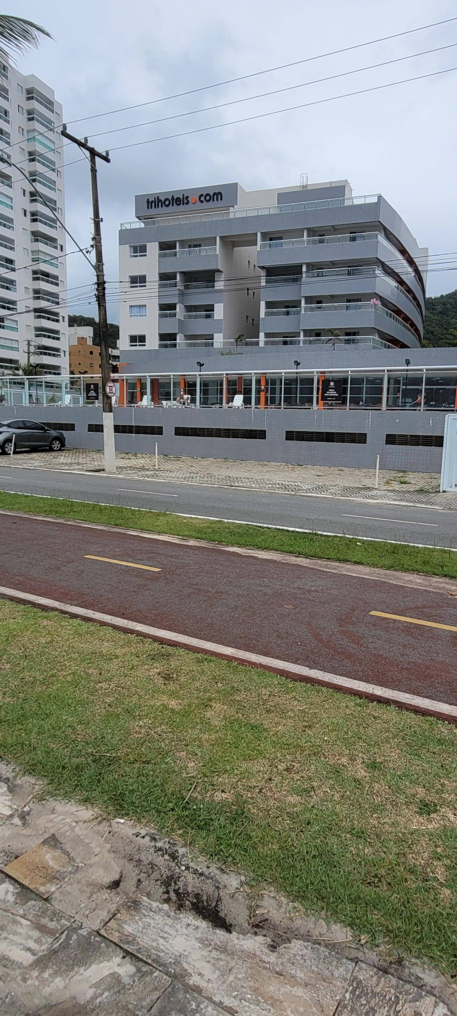 Vista da frente do hotel.