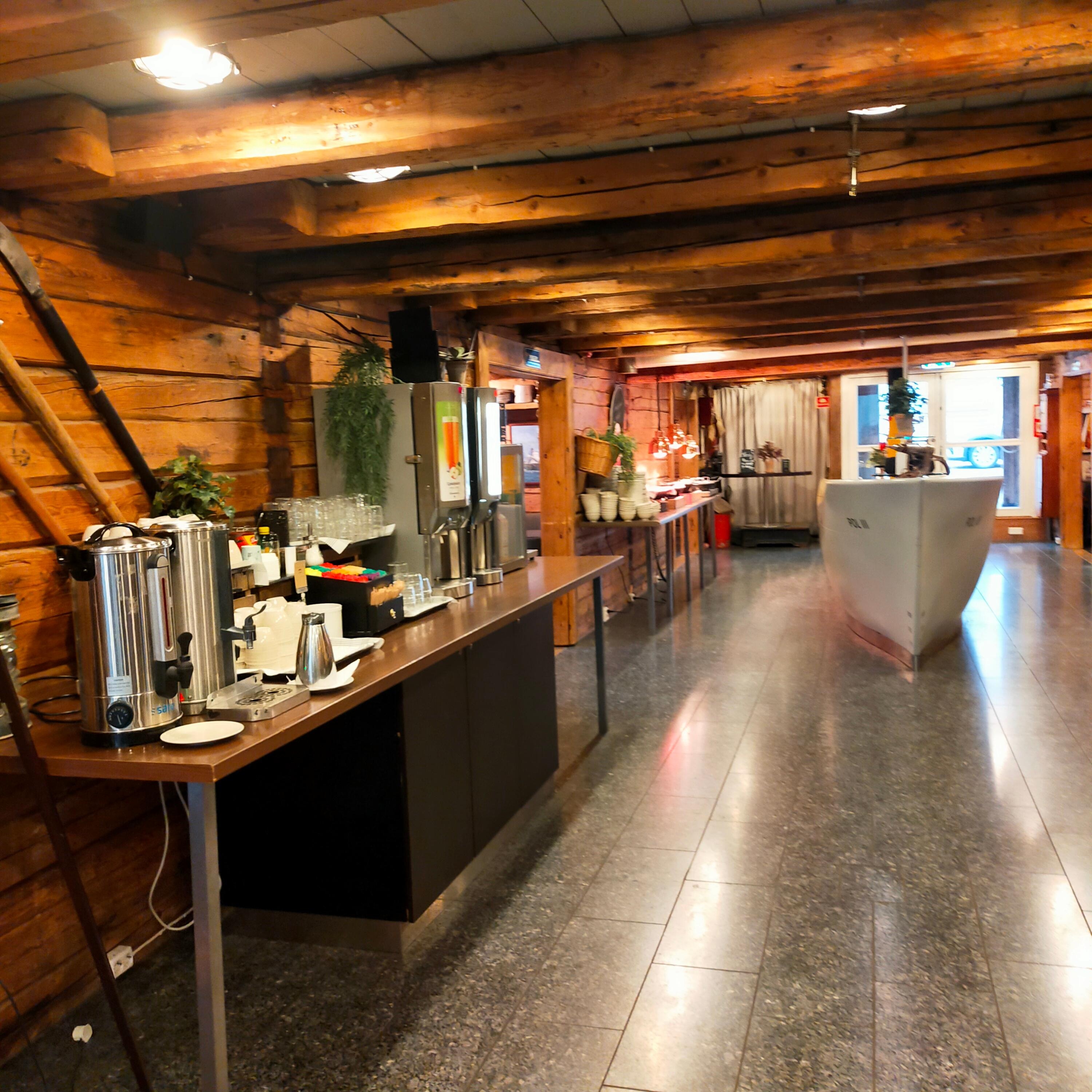 Sala centrale dove viene preparata la colazione e la cena 
