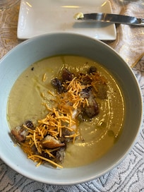 Potage d’edamanes, yogourt grec au Miso, croûtons de soya et juliennes de pommes de terre douce.