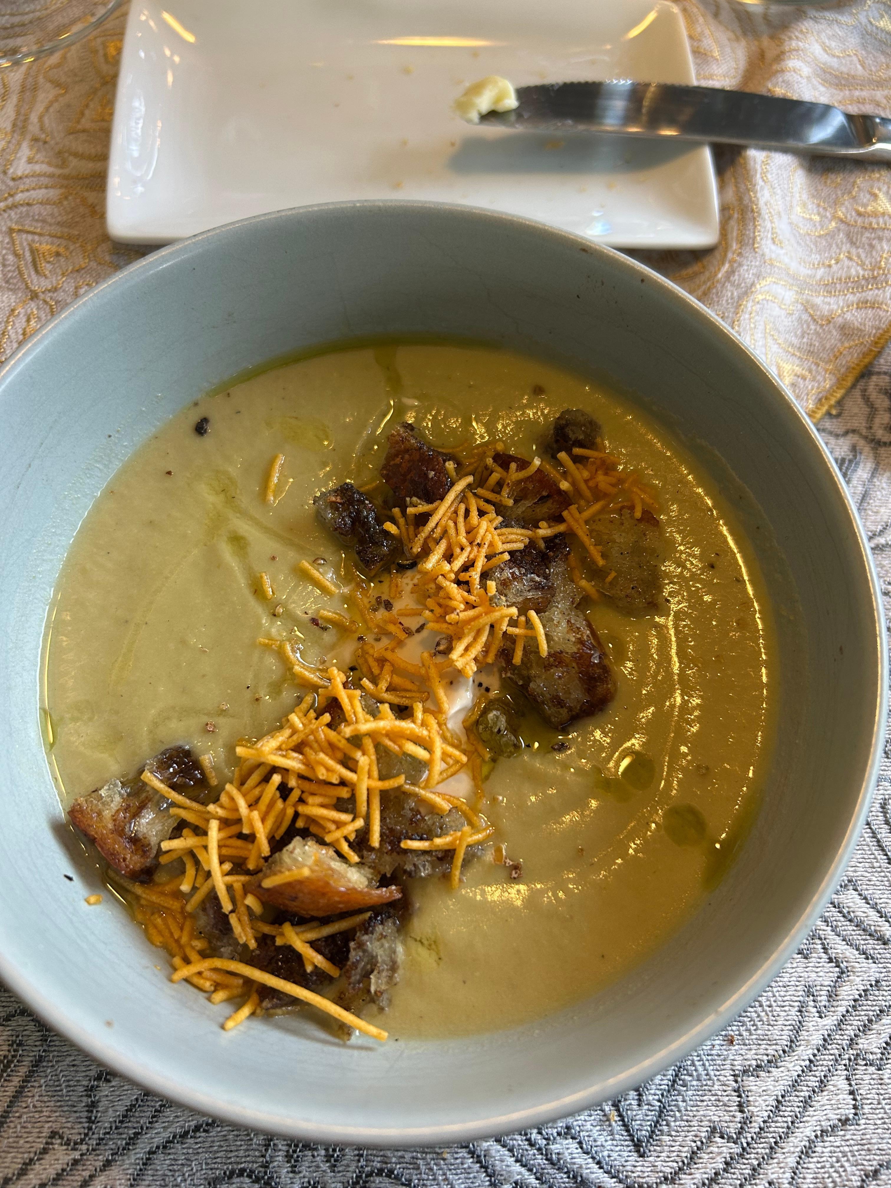 Potage d’edamanes, yogourt grec au Miso, croûtons de soya et juliennes de pommes de terre douce.