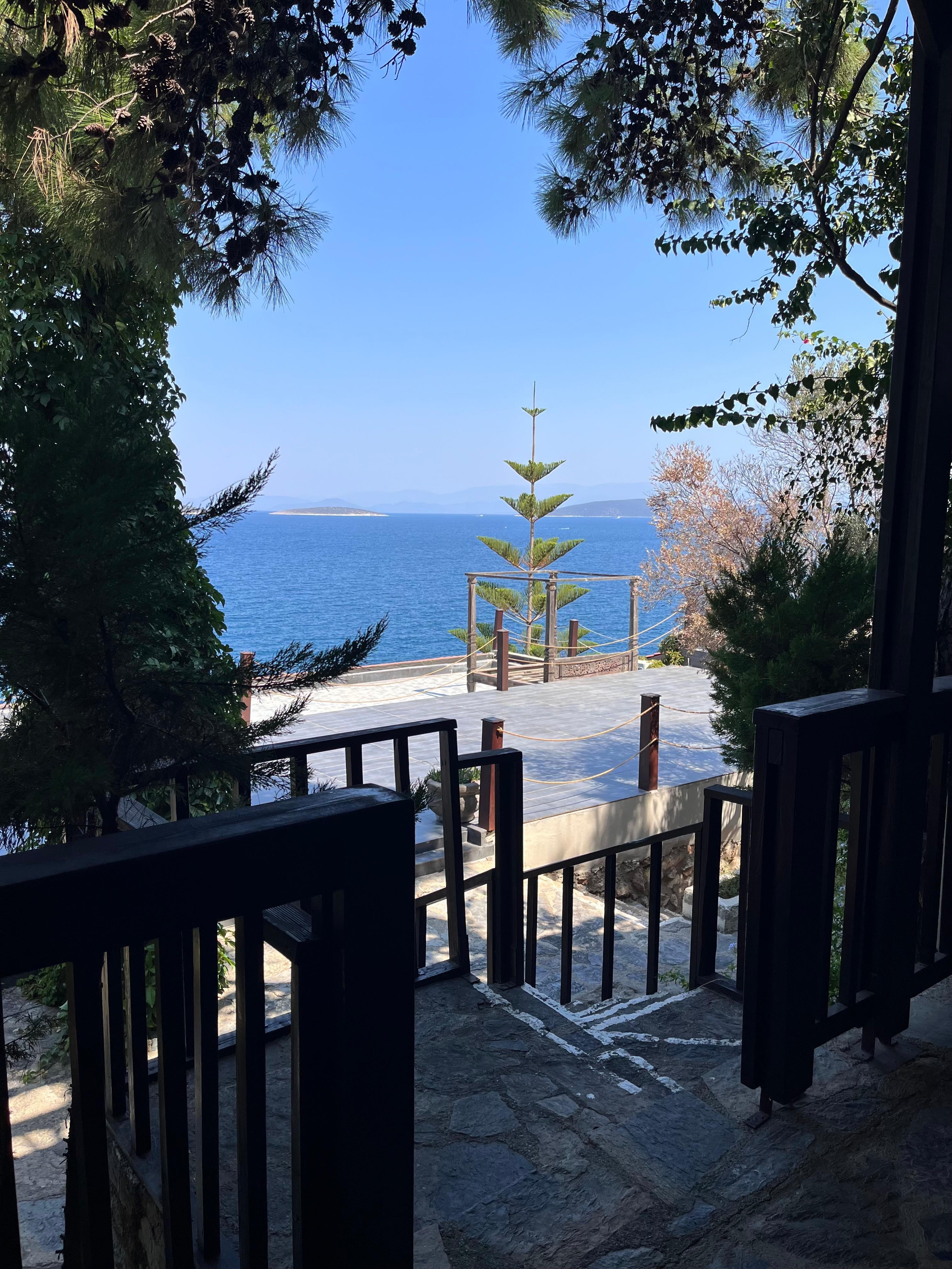 Odanın verandasından çekildi. 