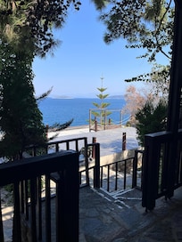 Odanın verandasından çekildi.
