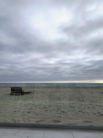 Vista y acceso a la playa, cuenta con sillas, camastros y sombrillas