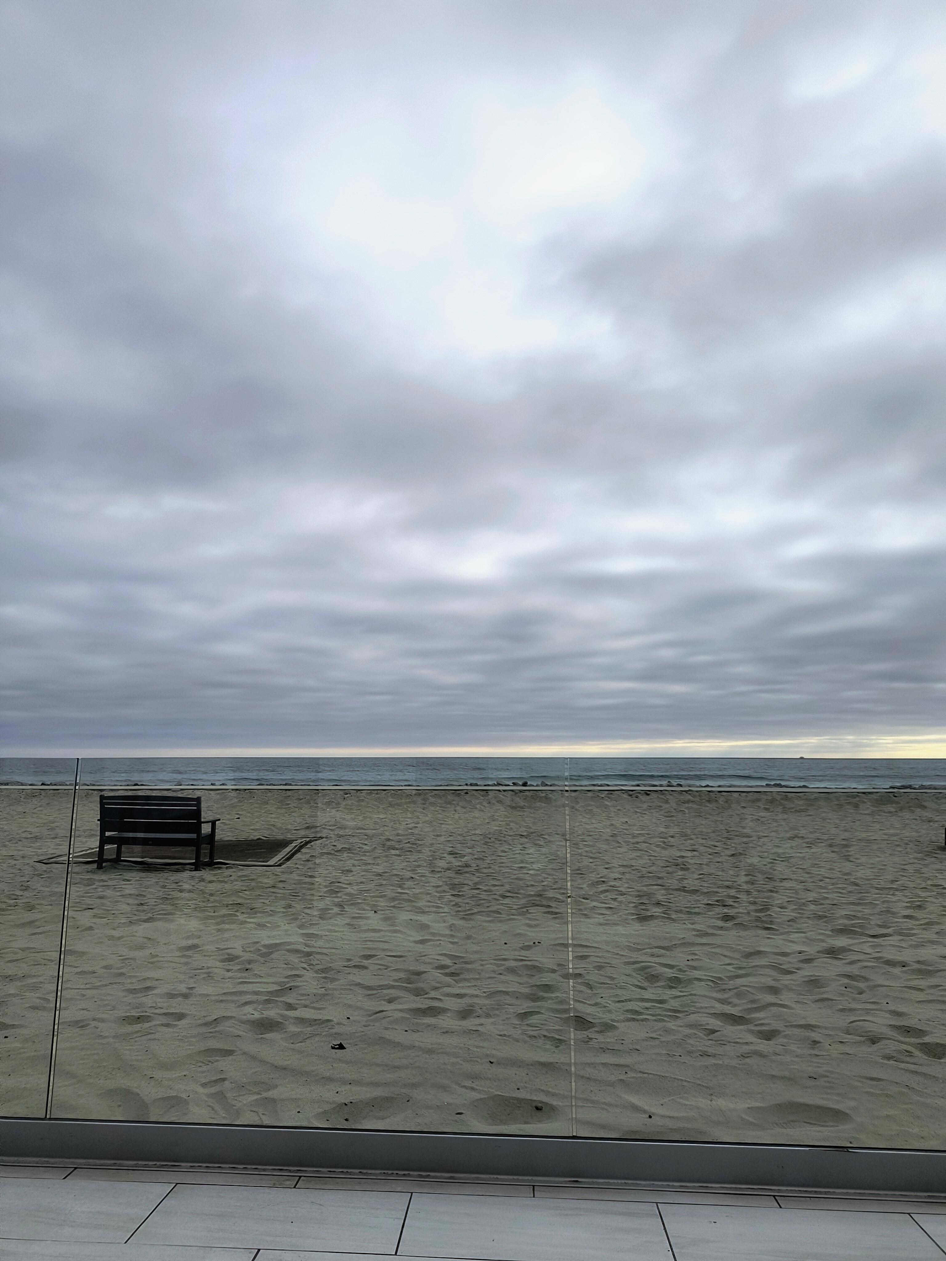 Vista y acceso a la playa, cuenta con sillas, camastros y sombrillas