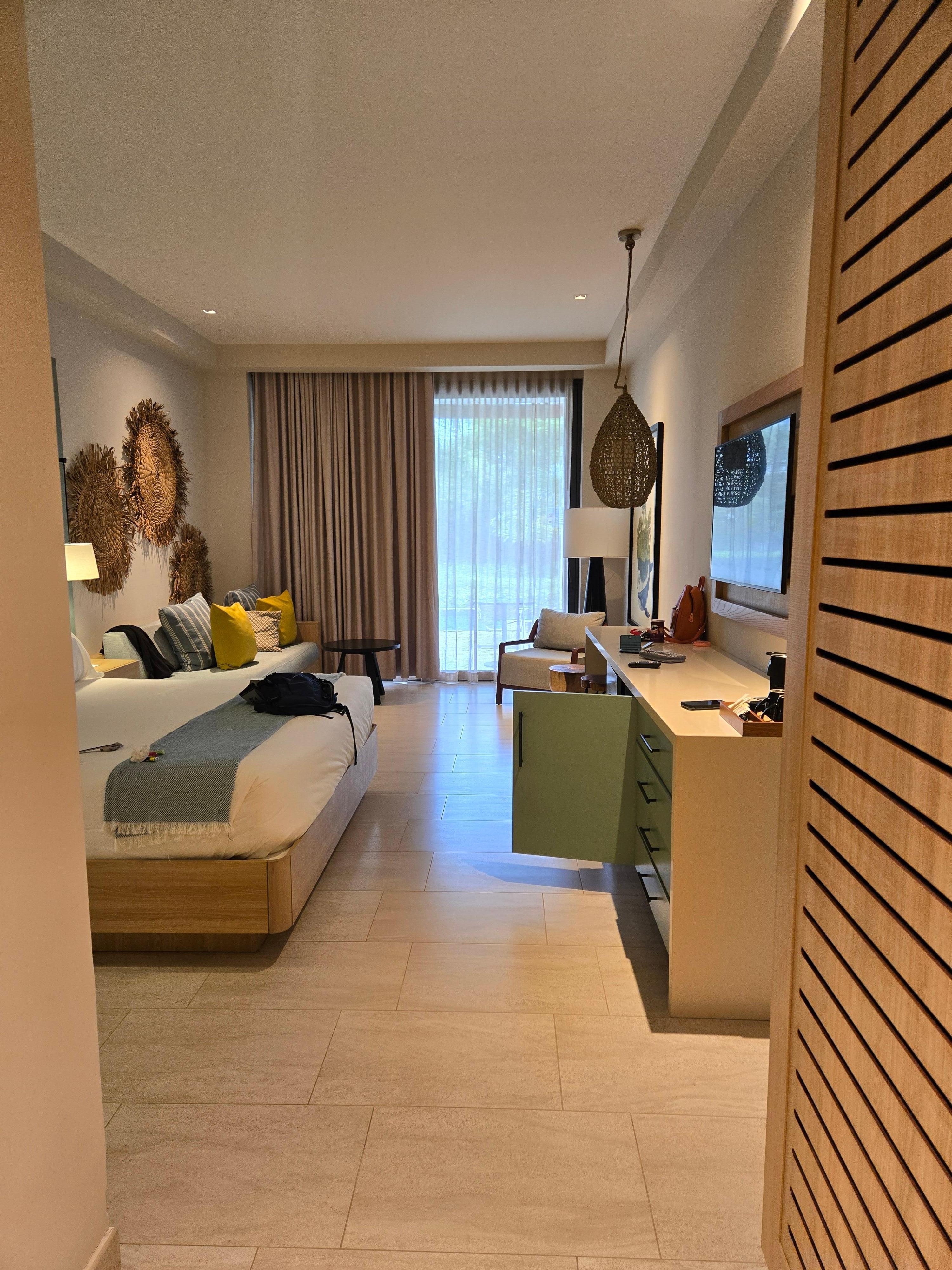 Jr suite swim up room