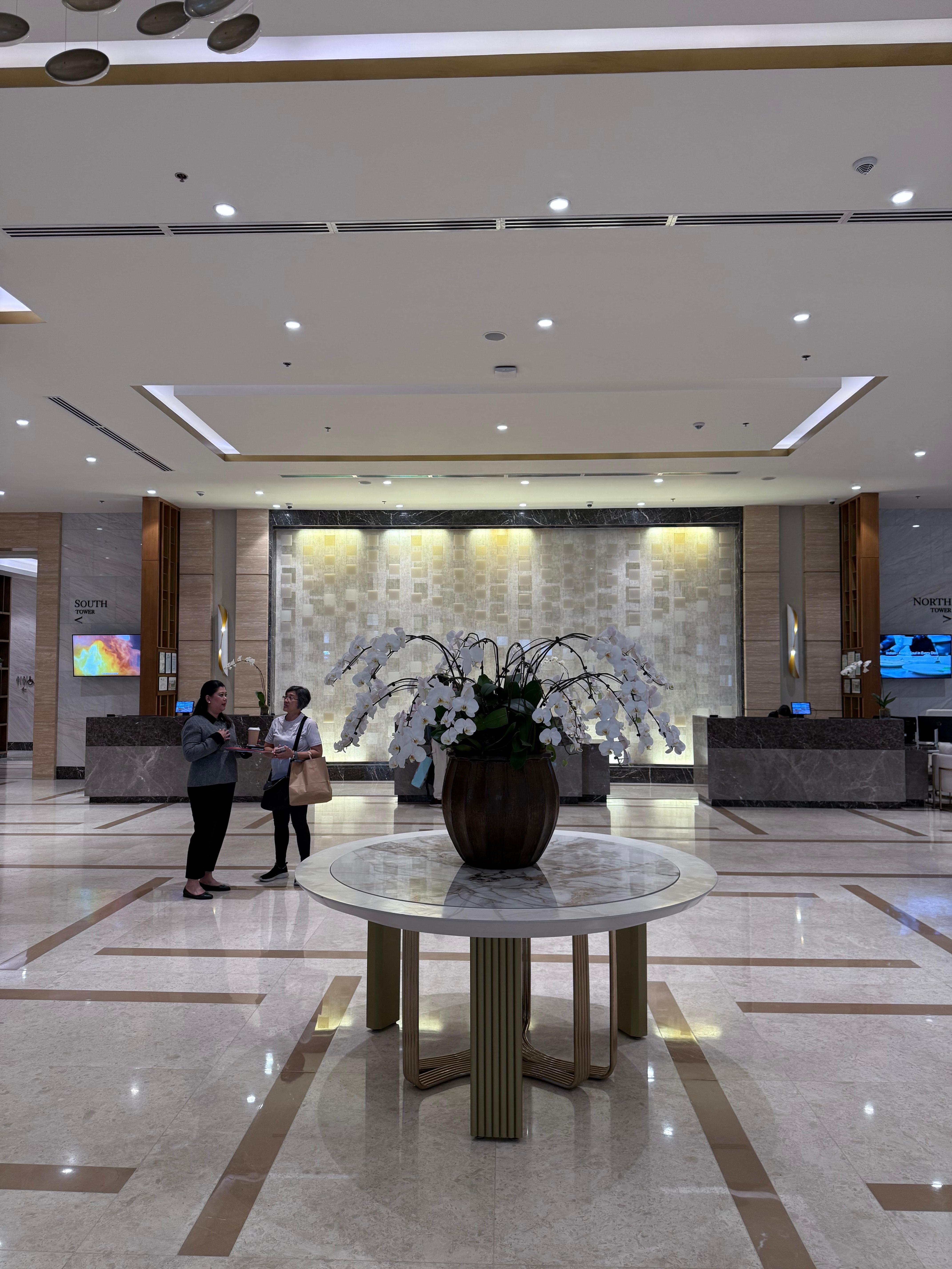 Lobby facing the front desk