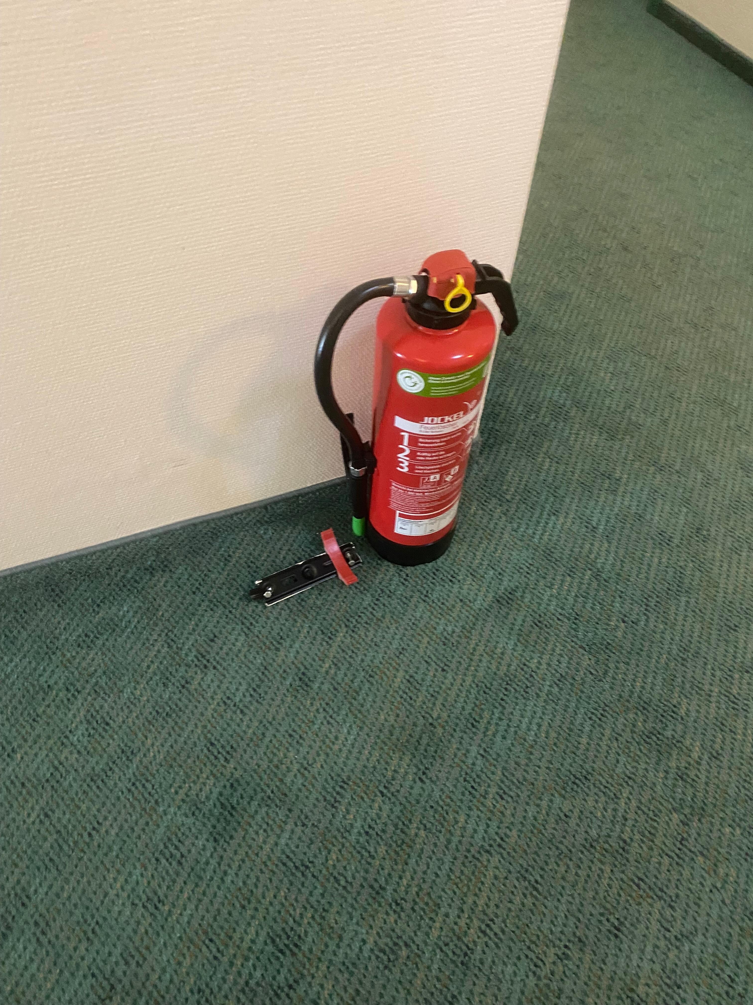 Feuerlöscher abgerissen 