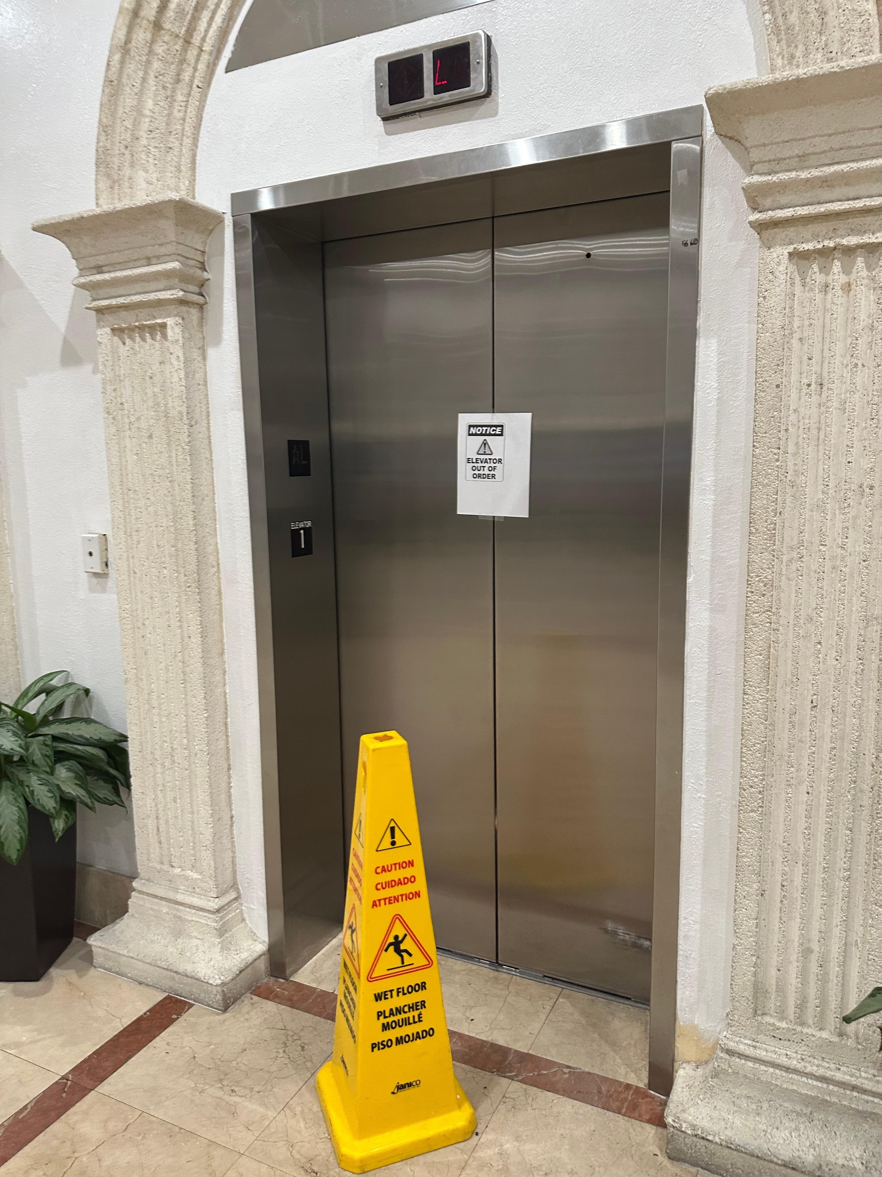 I was stuck in the elevator for half an hour. Neither the elevator emergency call button worked, nor did anyone answer the phone at the central number. 