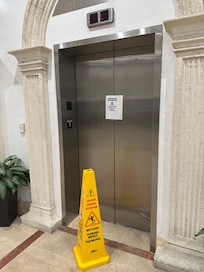 I was stuck in the elevator for half an hour. Neither the elevator emergency call button worked, nor did anyone answer the phone at the central number.