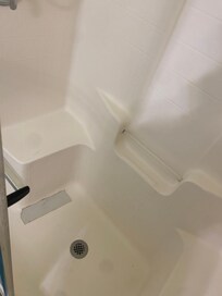 Tape in the bathtub holding and hold together