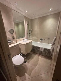 Bathroom room 320