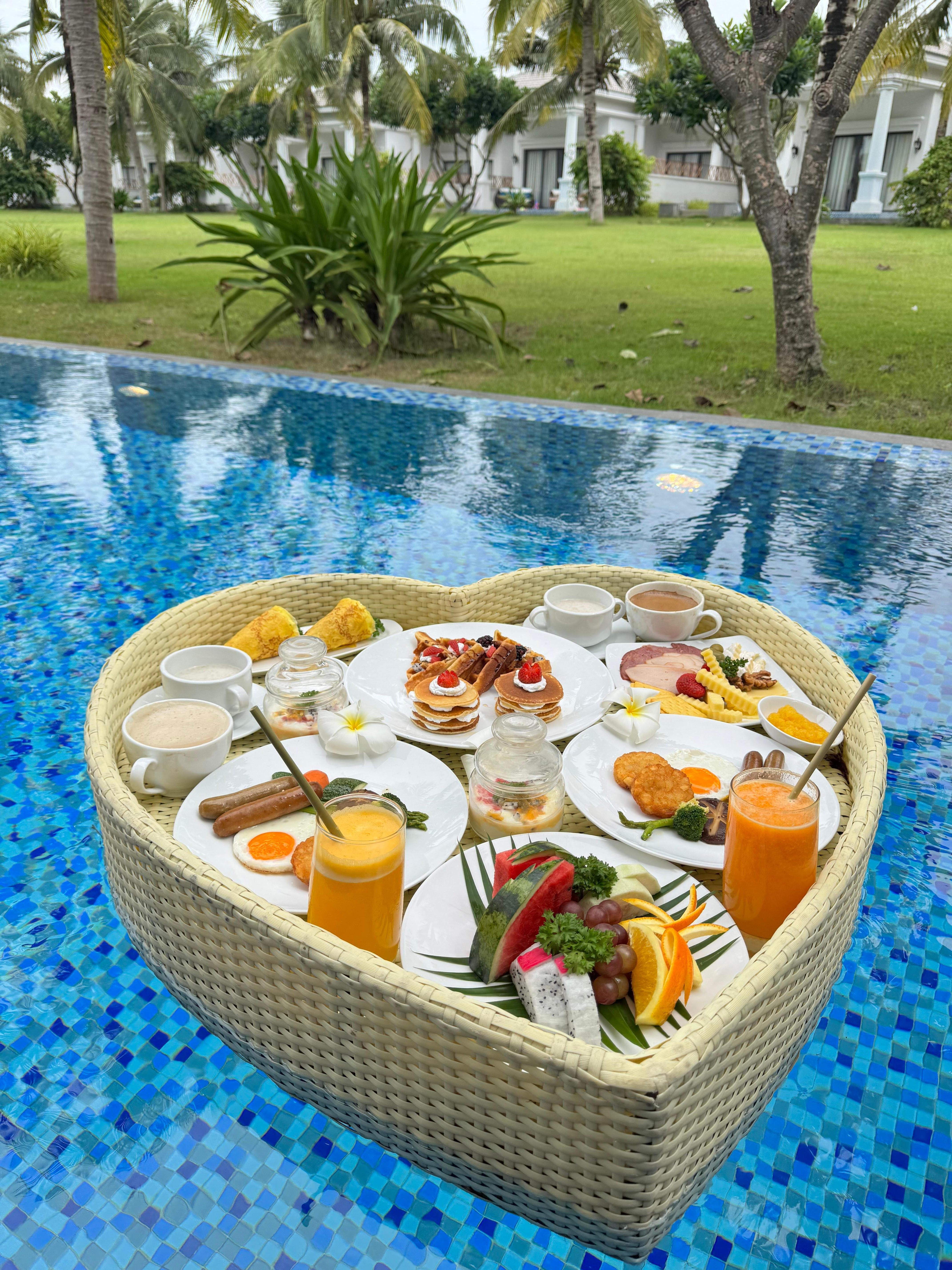 Dive floating breakfast!