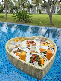 Dive floating breakfast!