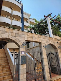 Escadas até a recepção, mas Igor carregou nossas malas. Para ir aos quartos hå elevador.