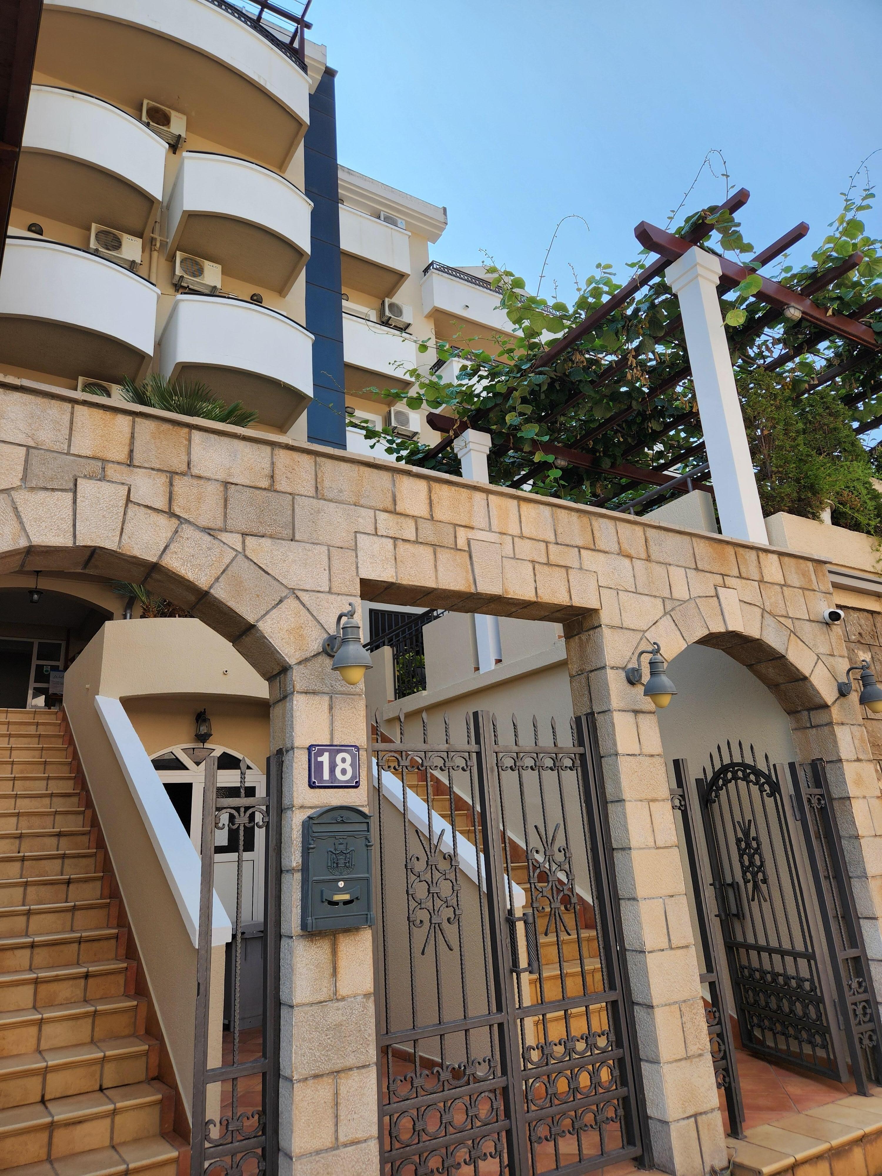 Escadas até a recepção, mas Igor carregou nossas malas. Para ir aos quartos há elevador.