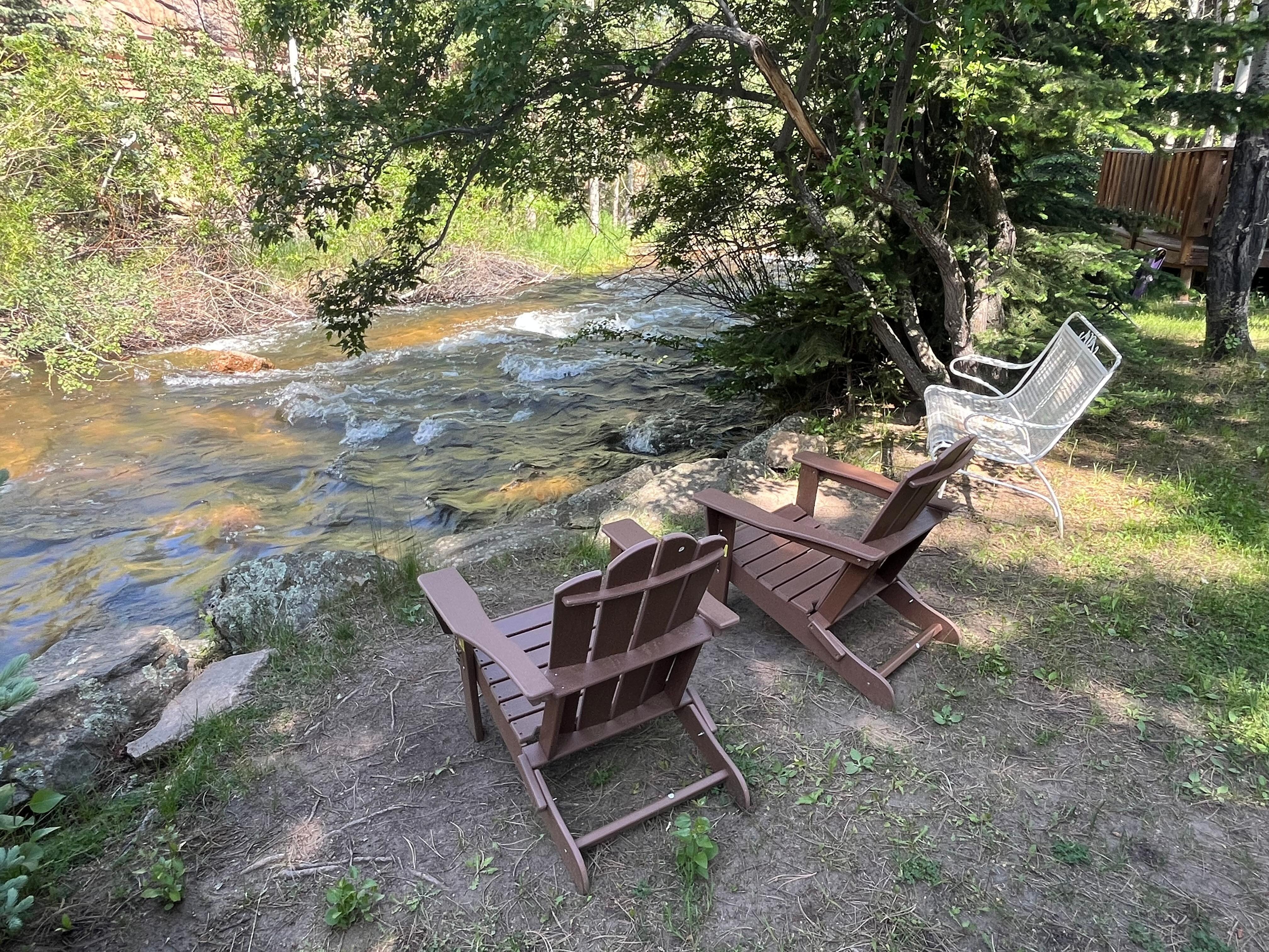 Relaxing location by the river 