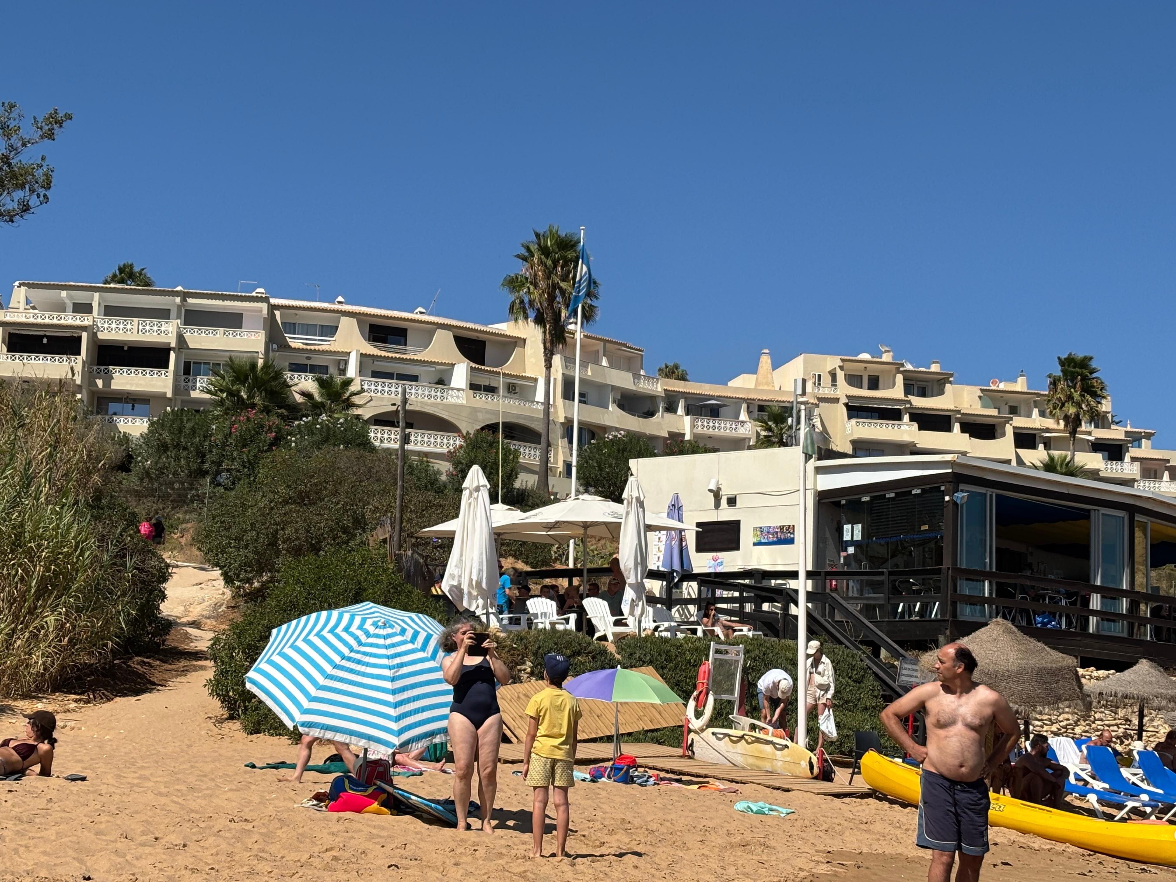 Strand, im Hintergrund Ferienobjekt