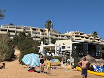 Strand, im Hintergrund Ferienobjekt