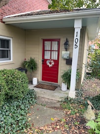 Cute cottage-like entrance.