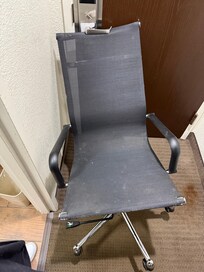 Puse la silla en la puerta porque me sentía muy insegura