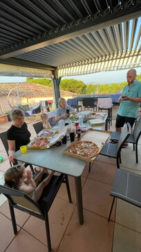 Essen auf der Dachterrasse