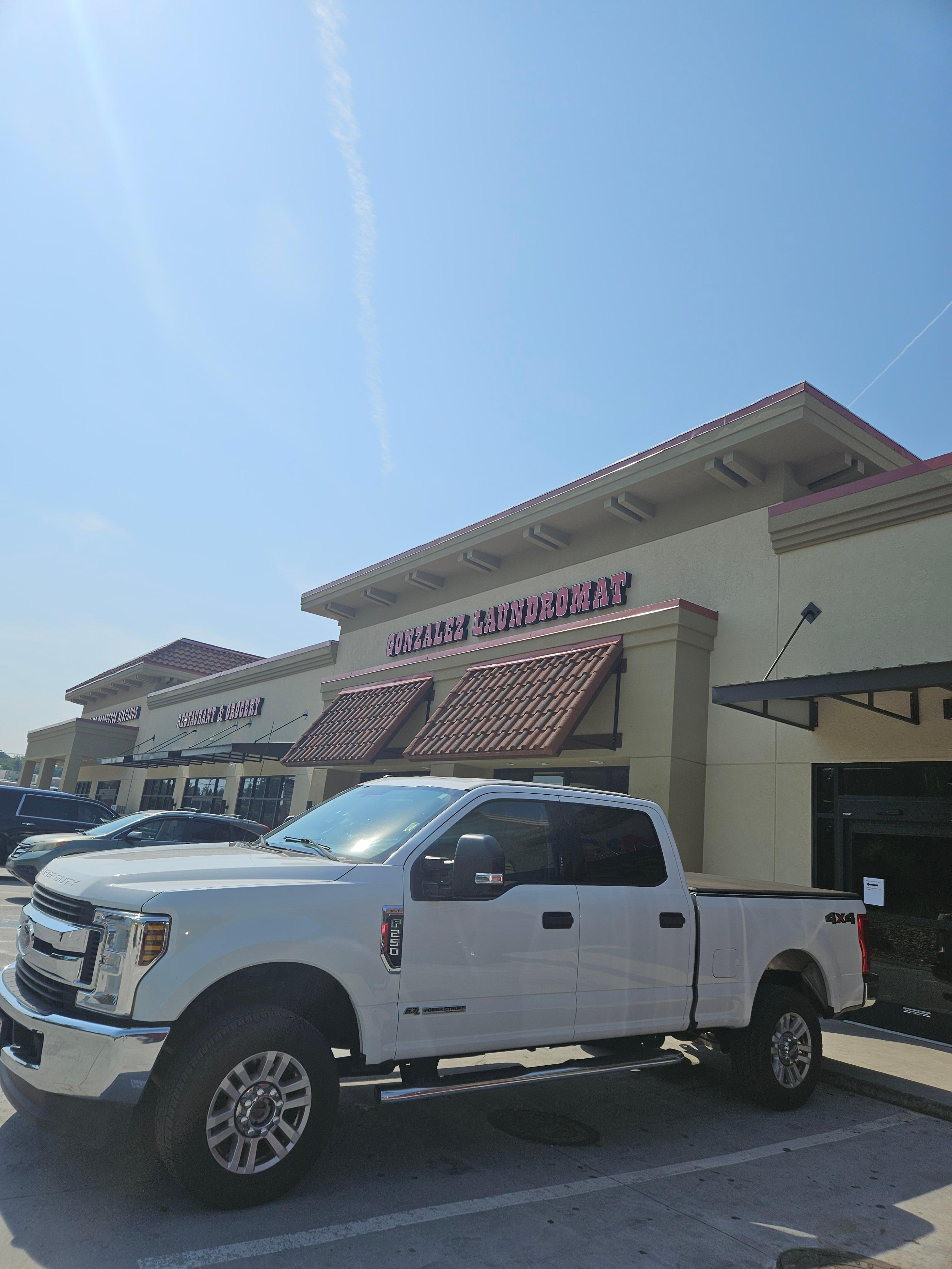 Spent some time at laundromat during vacation because the washer dryer was broken not replaced, host knew of the problem before we arrived