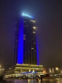 Außenansicht bei Nacht