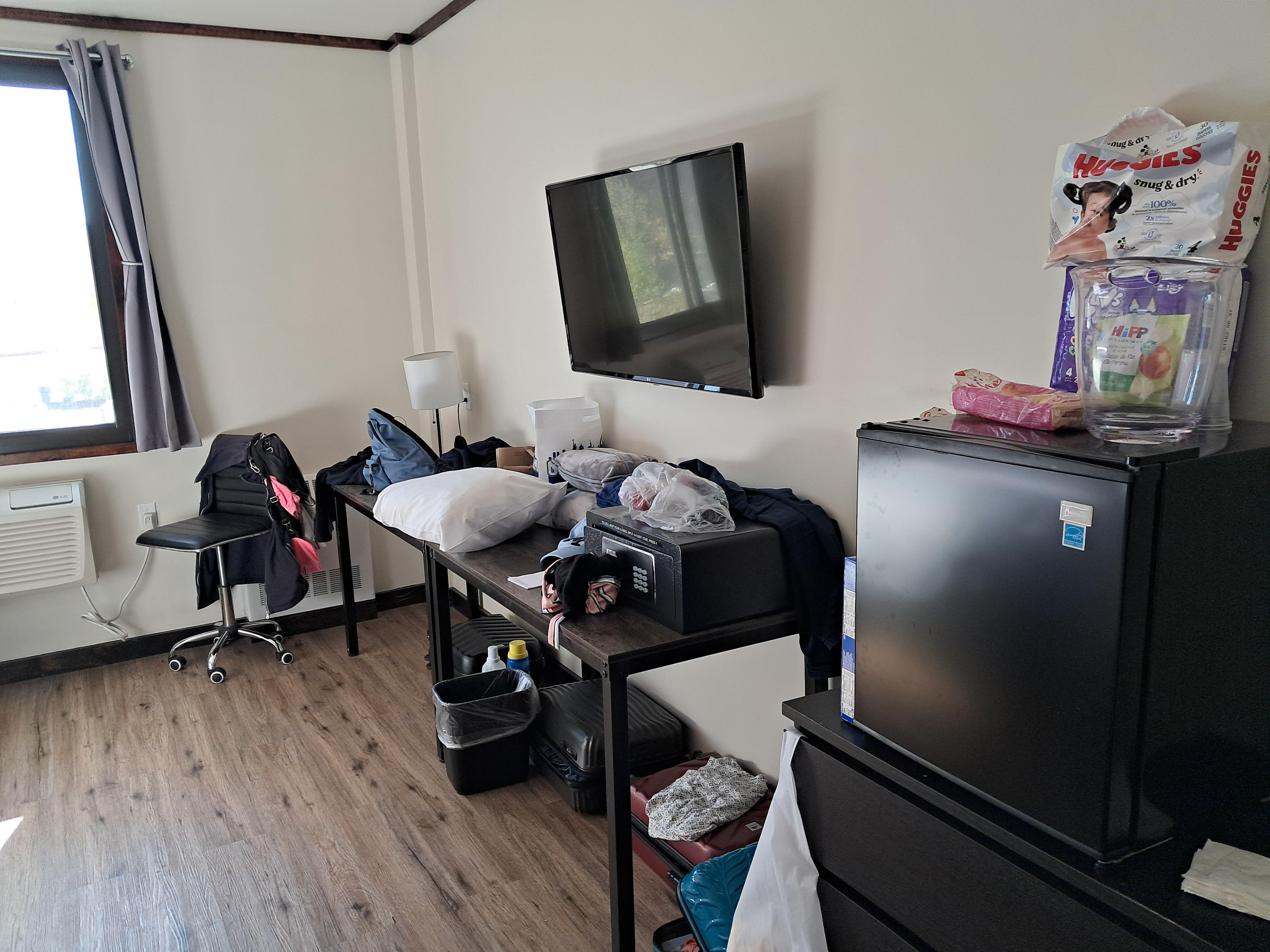 Belle espace pour bouger : mini frigo, coffre fort, TV, table, commode de rangement...