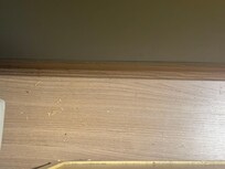 Atrás da poltrona e das cabeceiras estava com sujeira escondida